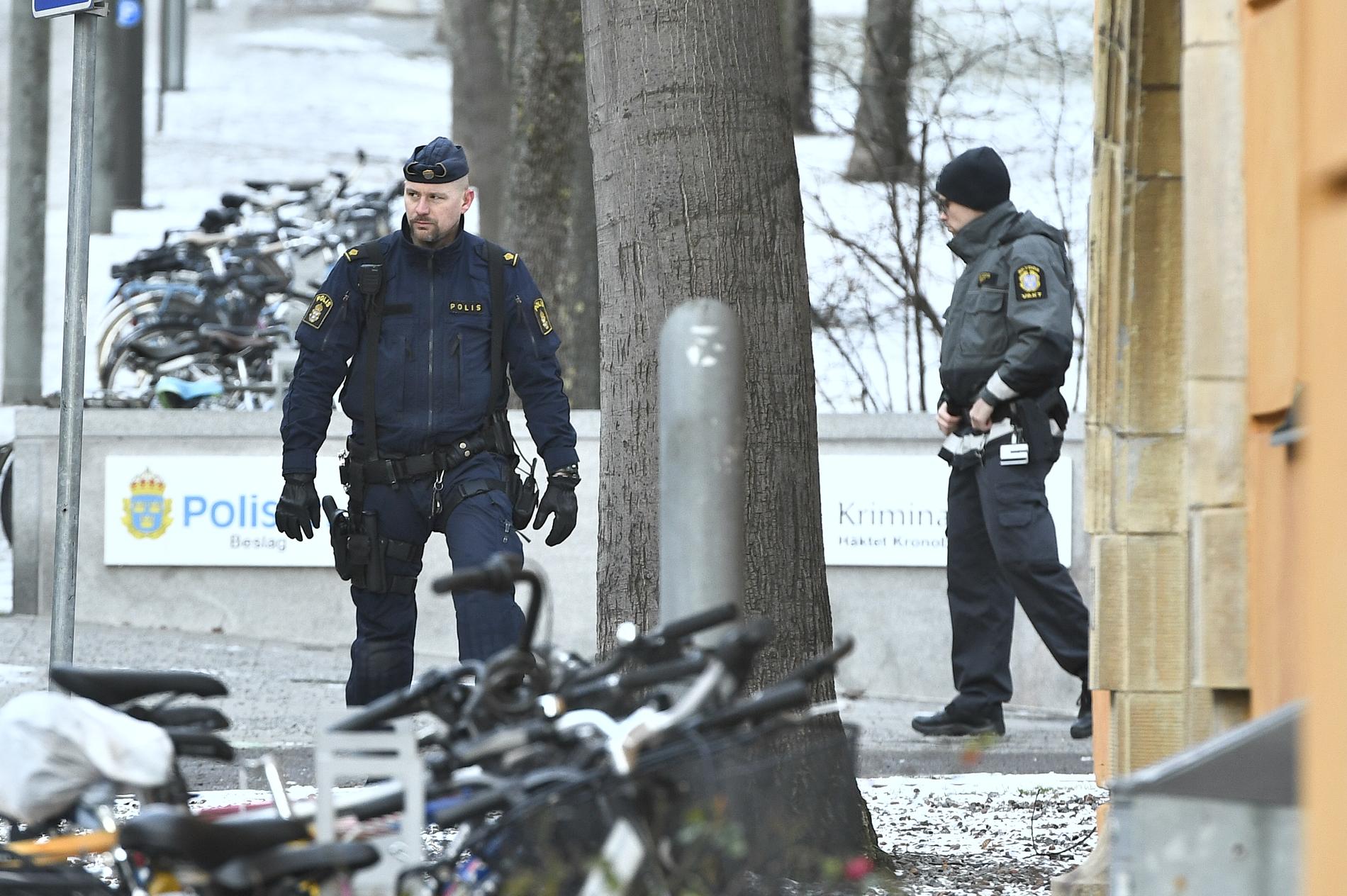 Kronobergshäktet i Stockholm spärrades av på grund av ett misstänkt föremål.