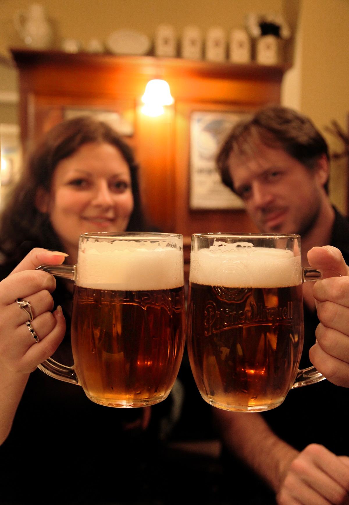Aurelie och Jonathan från Frankrike gillar den tjeckiska ölen på U Pinkasu – och i Prag får alla ölälskare sitt lystmäte. "Prag spöade alla förväntningar", säger de.