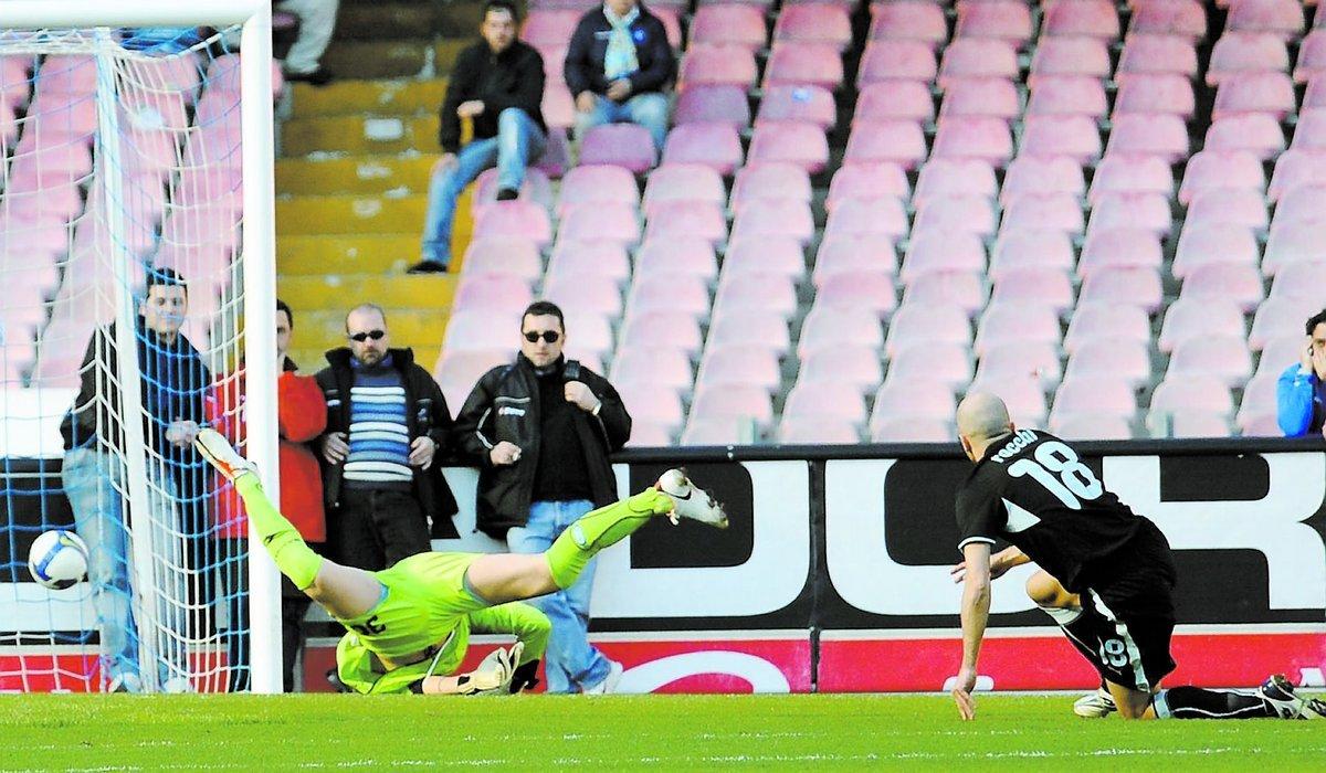 Tommaso Rocchi i Lazio gör mål på Napolis Matteo Gianello.