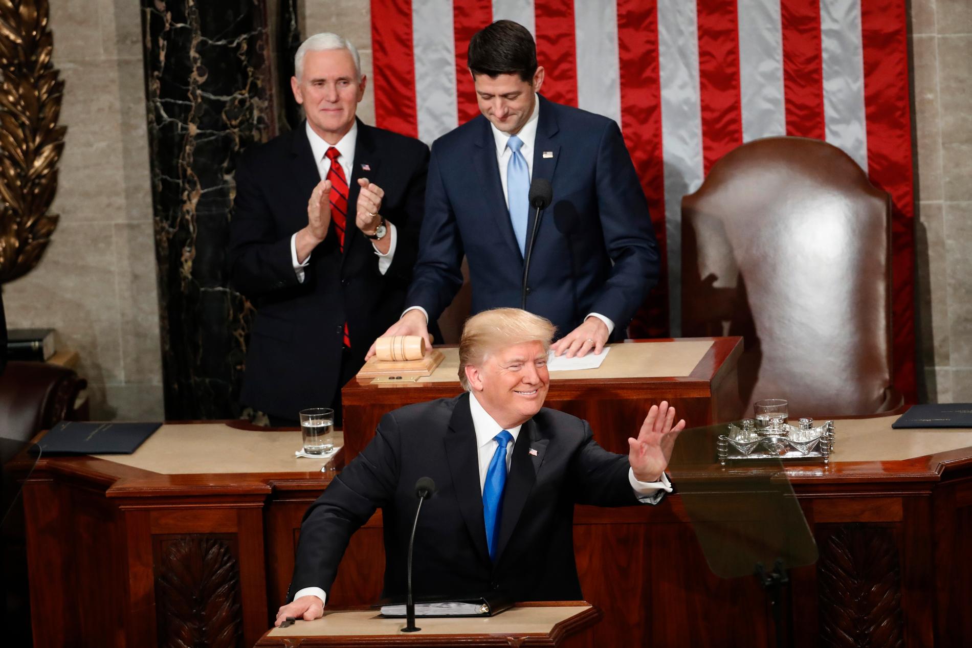 USA:s president Donald Trump vid fjolårets State of the union-tal i kongressen i Washington DC. Bakom honom syns vicepresident Mike Pence och den dåvarande republikanske talmannen Paul Ryan.