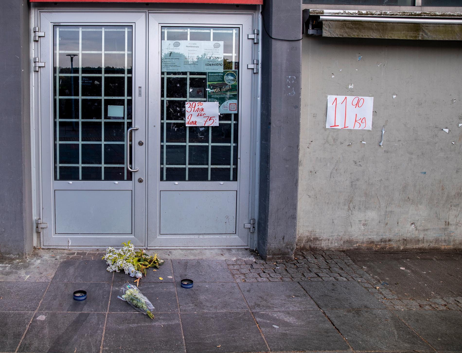 En man sköts ihjäl utanför sin butik i Hjällbo under söndagen. 