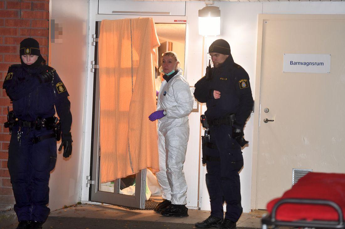 En man hittades natten till i tisdags mördad i ett förrådsutrymme i Upplands Väsby
