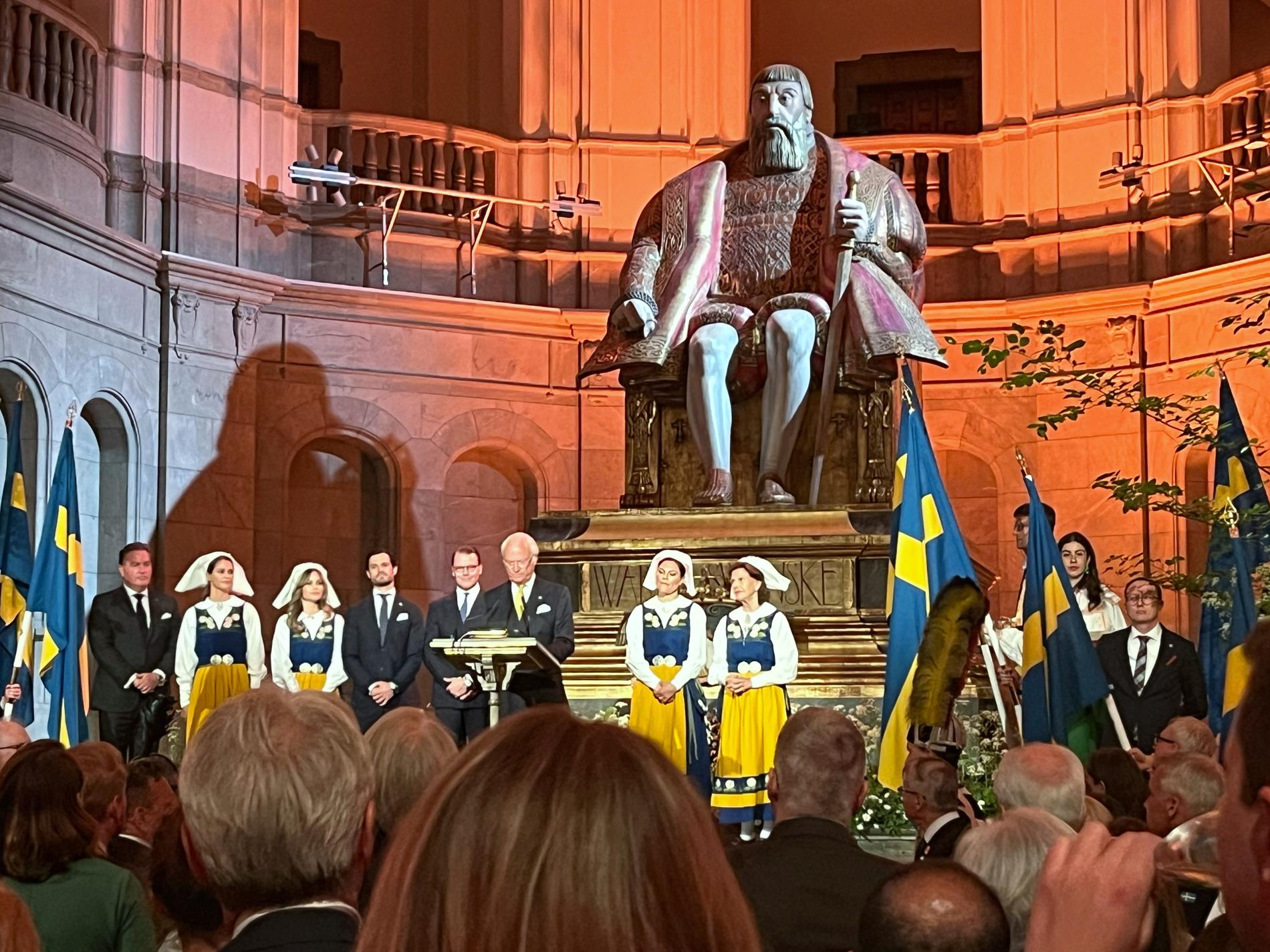 Kung Carl XVI Gustaf höll tal inför inbjudna gäster framför monumentalstatyn av Gustav Vasa i Nordiska museets stora hall.