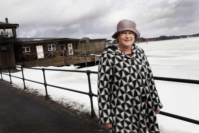 Gunilla Linn Perssons (född 1958) nya roman börjar i tragedin när en grupp unga gick igenom isen.Foto