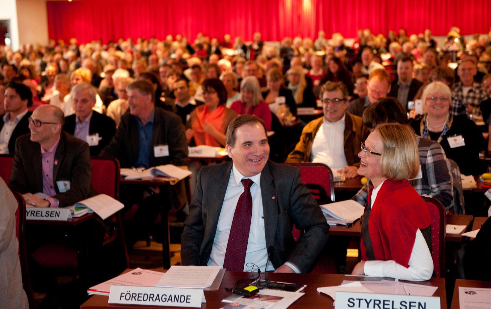 Socialdemokraternas partiordförande Stefan Löfven med Helene Fritzon på Skånes Socialdemokraters distrikstkongress i Helsingborg på lördagen.