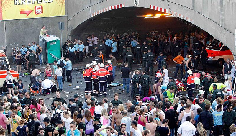 MASSPANIK I TUNNELN Trycket blev för stort i tunneln när besökarna på Love Parade pressade på. Panik utbröt och tumultet krävde flera dödsoffer.