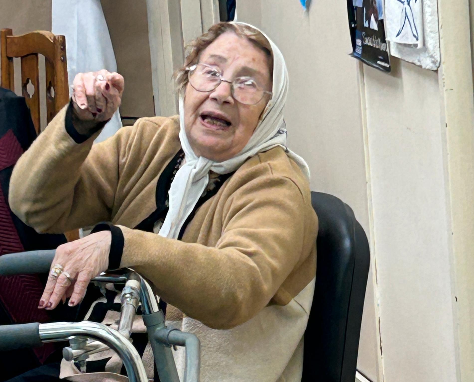 Pina Josefa, 92: ”När jag sätter sjalen på mig känner jag det som att min son kramar om mig”.