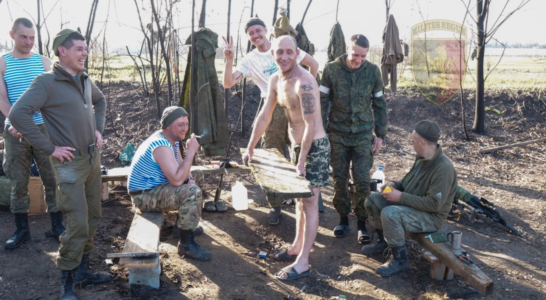 Ryska soldaterna röker och fikar.