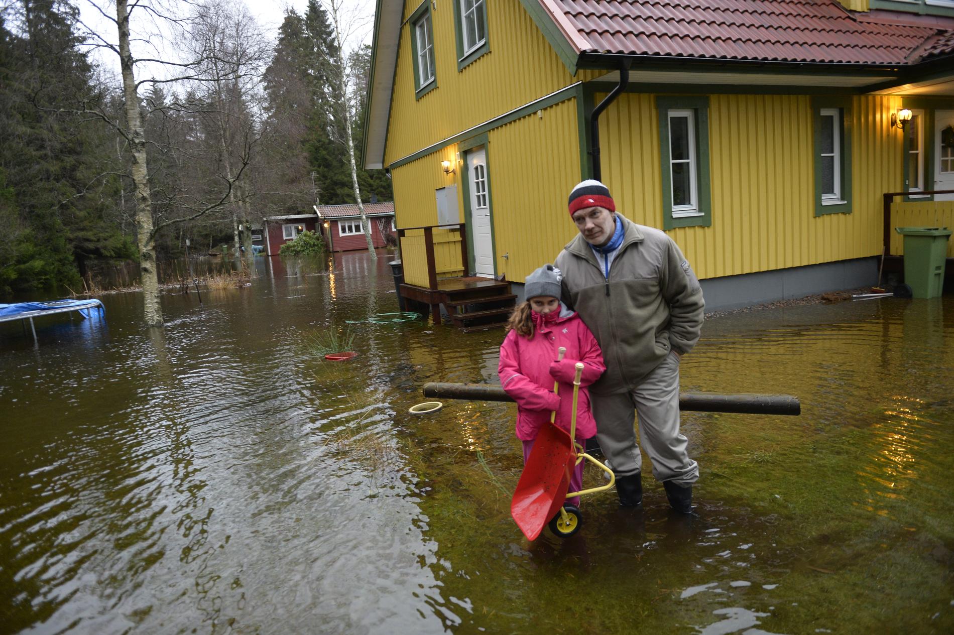 Hos Håkan Wittlock  och Samantha Saini-Wittlock i Hemån har vattennivån stigit upp till bostadshuset.