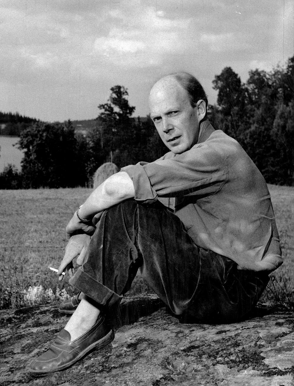 Poeten Gunnar Ekelöf på sitt sommarställe Hölö 1951.