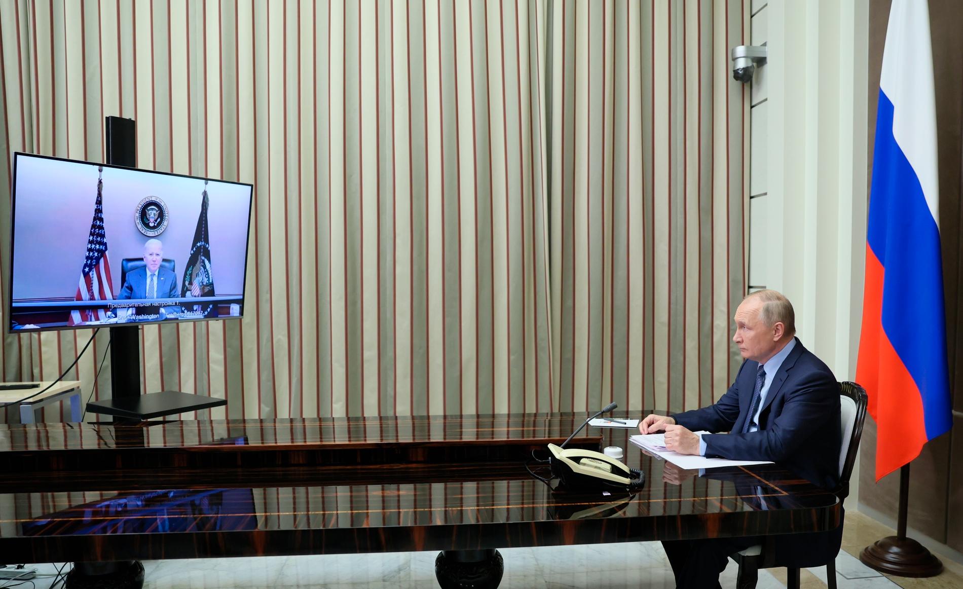 Senaste samtalet mellan Biden, på skärmen, och Putin, till höger, var i december 2021.