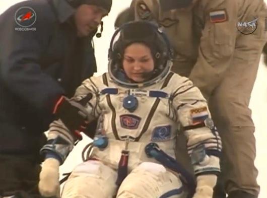Elena Serova tillbaka på jorden efter sitt första rymduppdrag