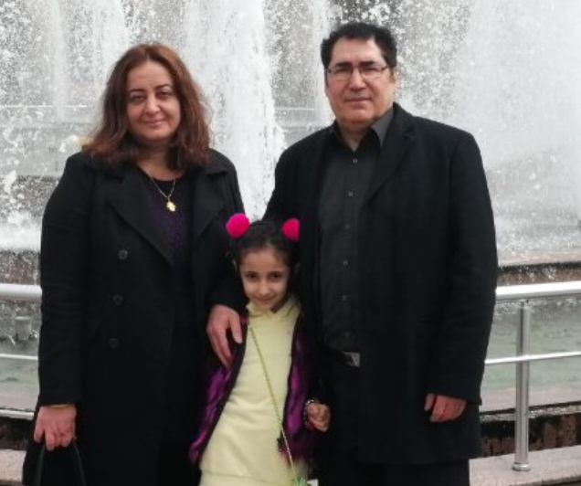 Reber Zandi tillsammans med hustrun Vyan och dottern under ett besök i hemlandet.