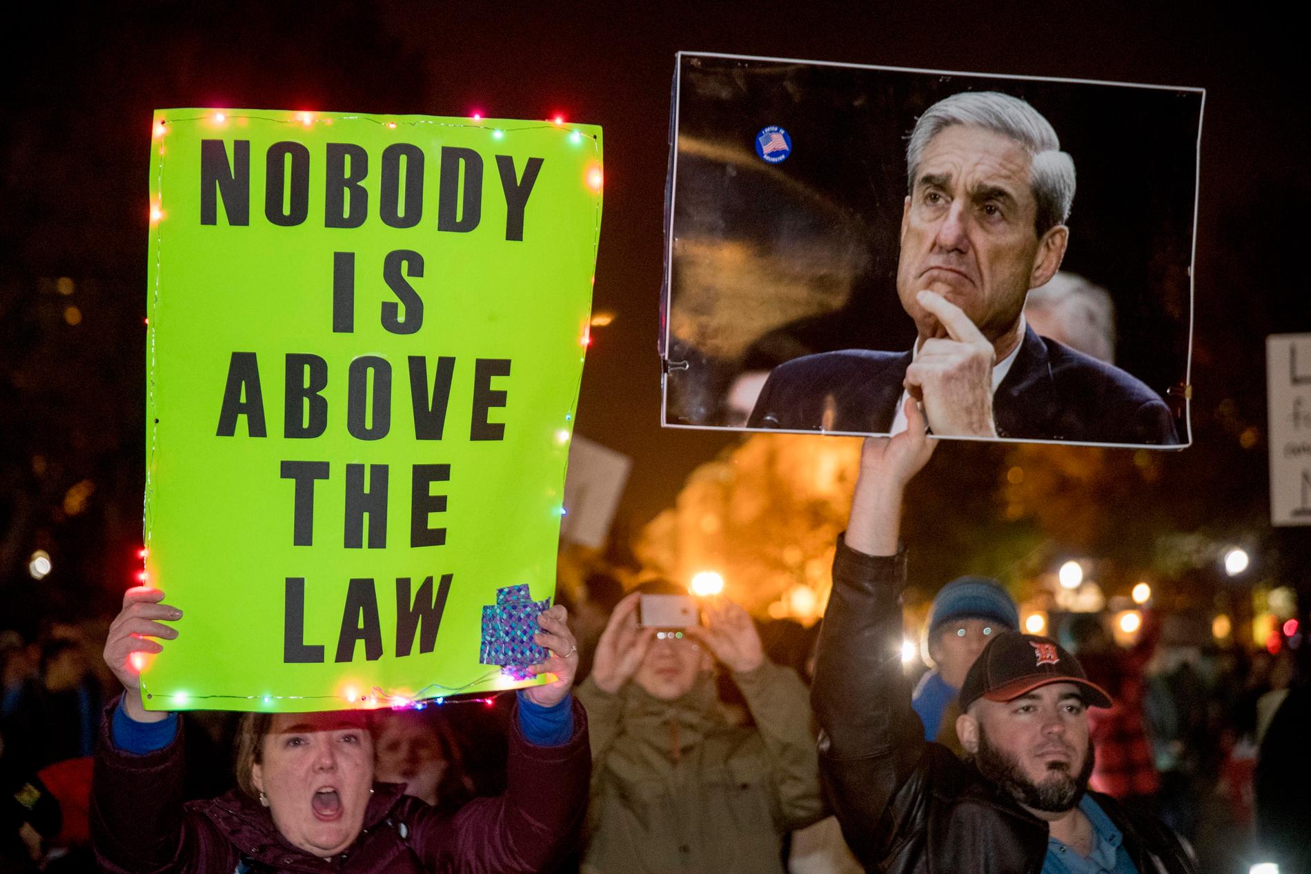 Demonstrationer framför Vita huset till stöd för den särskilde åklagaren Robert Mueller, som utreder rysk påverkan på valrörelsen 2016 och eventuella kopplingar mellan Trumpkampanjen och Moskva.