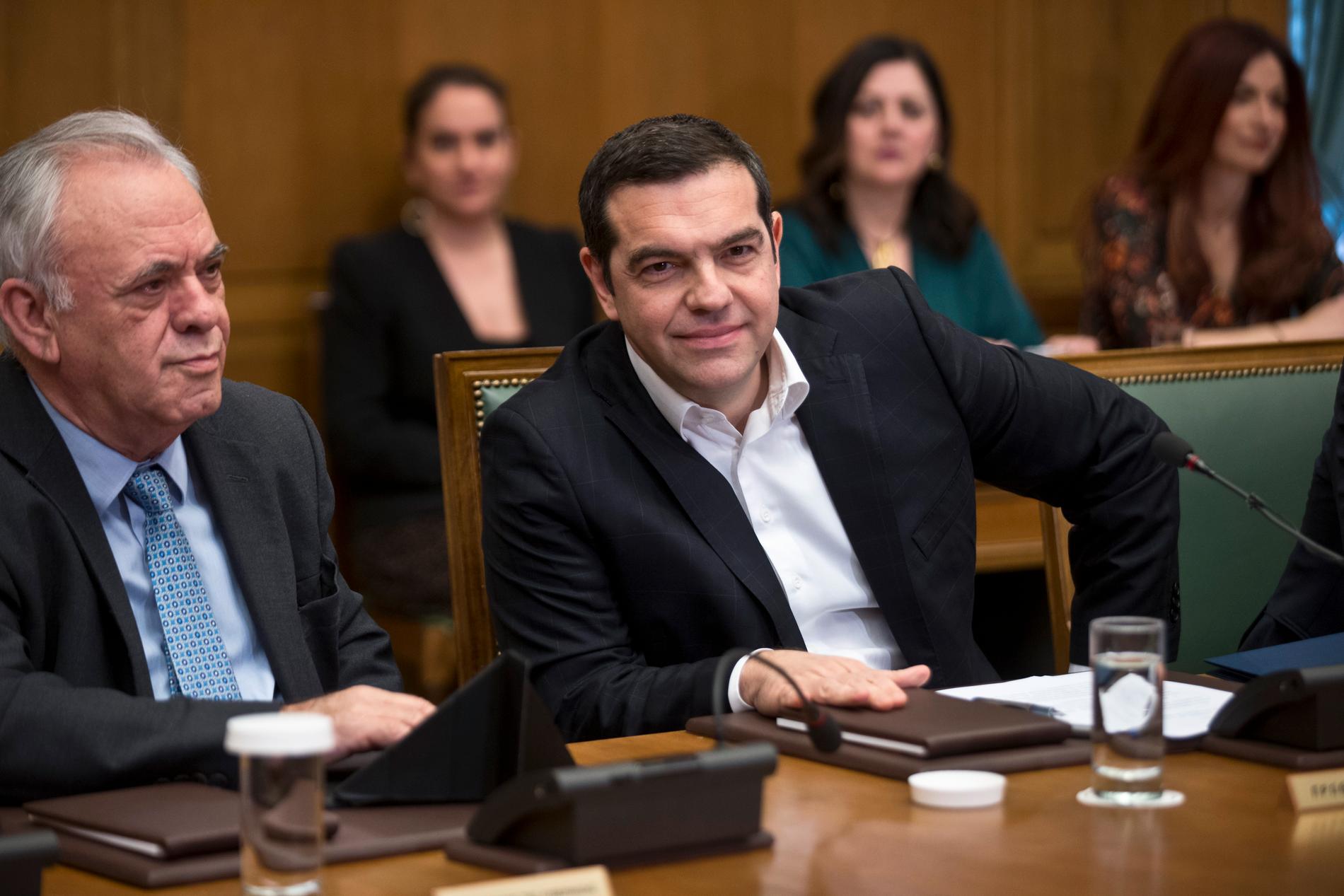 Alexis Tsipras i möte med sin regering på måndagen.