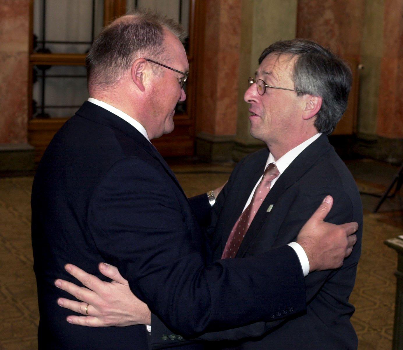 EU-toppmöte i Göteborg sommaren 2001. Statsminister Göran Persson hälsar Luxemburgs dåvarande premiärminister Jean-Claude Juncker välkommen.