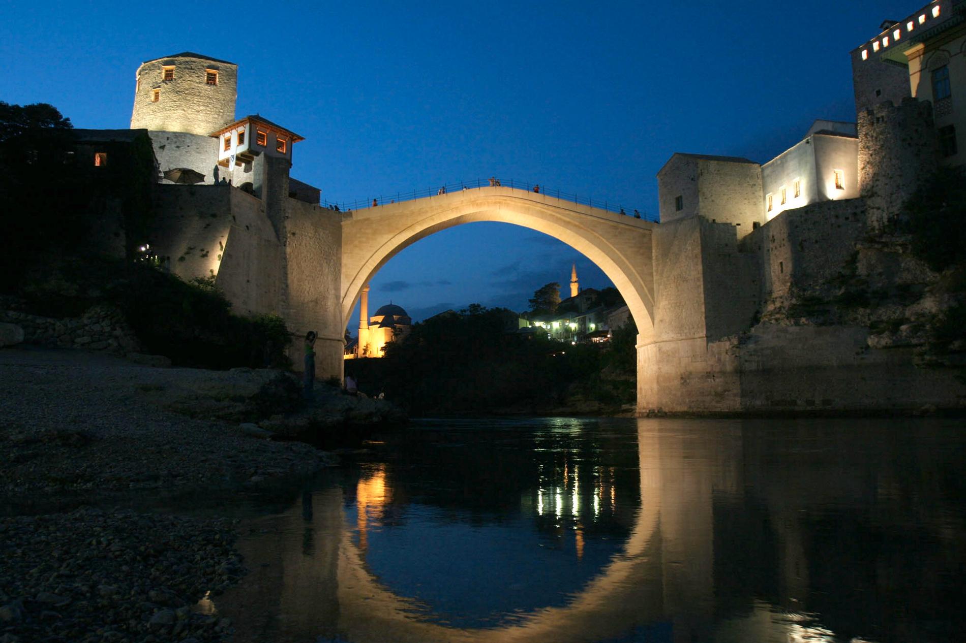 Omkring 130–000 människor dödades i krigen i före detta Jugoslavien. Den berömda 1500-talsbron som förstördes i Mostar i Bosnien blev en symbol för kriget. På bilden syns en återuppbyggnad av bron.