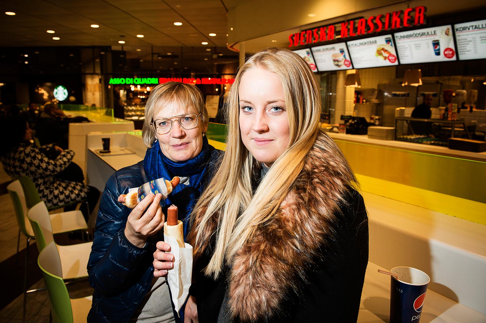Riitta Lipponen, 57, och Linn Rosenberg, 17, är inte oroliga även om Riitta hörde om larmet i radion. "Om det stämmer blir det säkert så att man äter mindre kött", säger hon och vill se om det kommer mer information om studien.