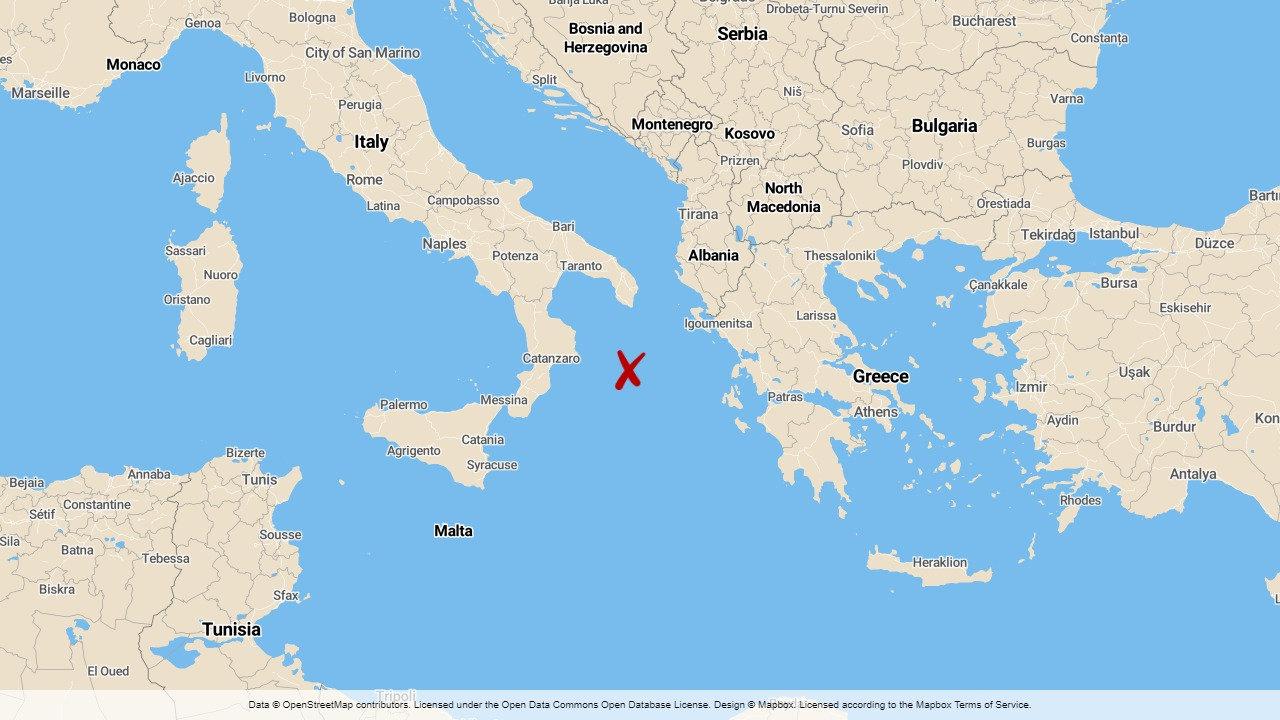 En helikopter saknas över havet mellan Grekland och Italien.