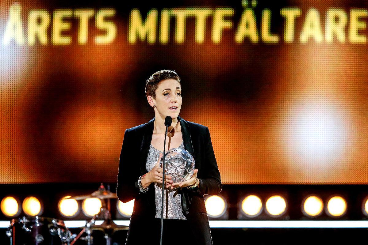 Therese Sjögran tog emot priset för årets mittfältare under 2014 års fotbollsgala. Efter 200 landskamper skulle hon också ha hyllats – men det blev det inget av med. I år vill hon inte.