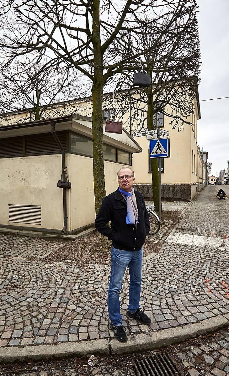 Fotografen Hans Runesson på platsen där han tog sitt belönade foto.