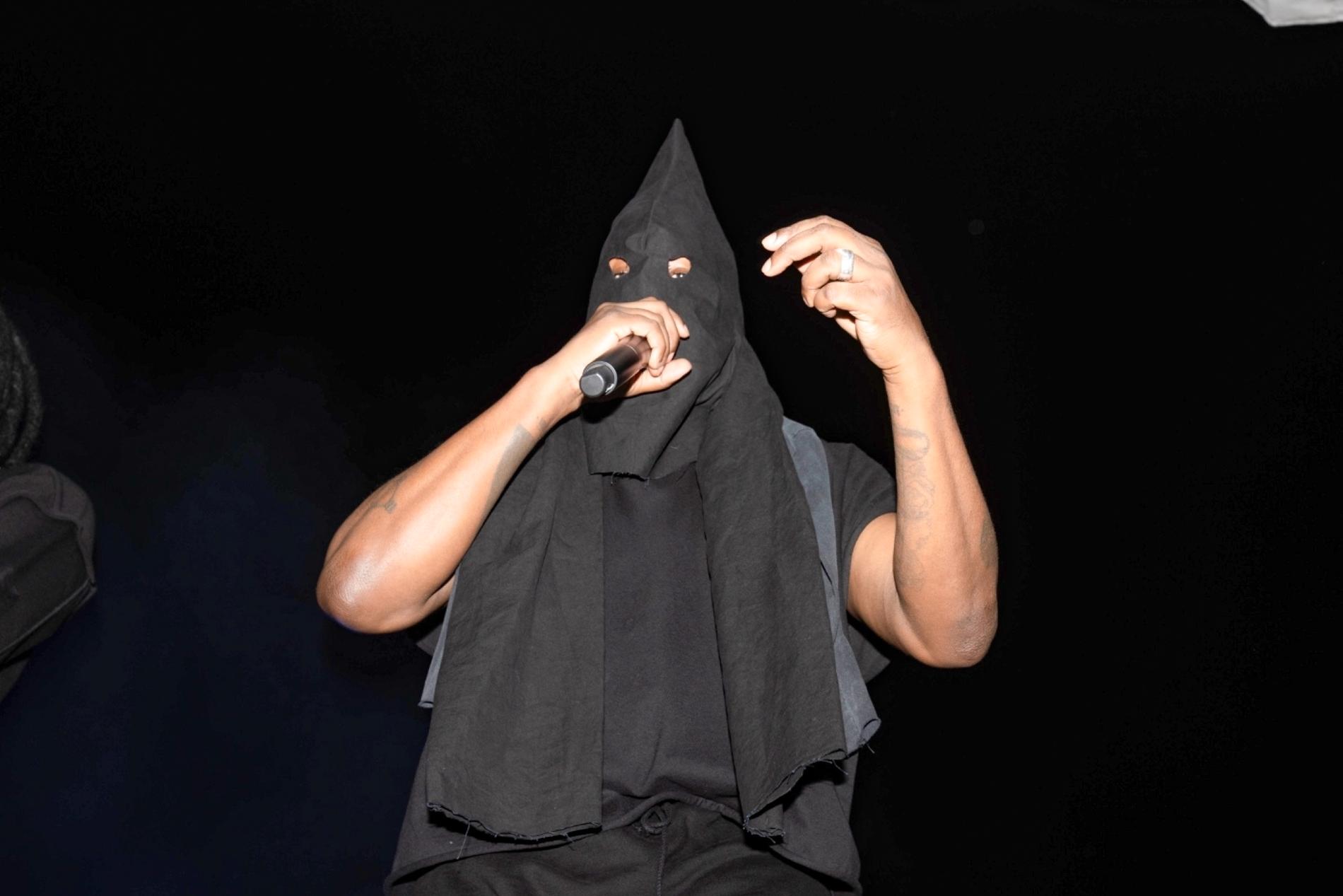 Kanye West i en KKK-liknande huvudbonad.