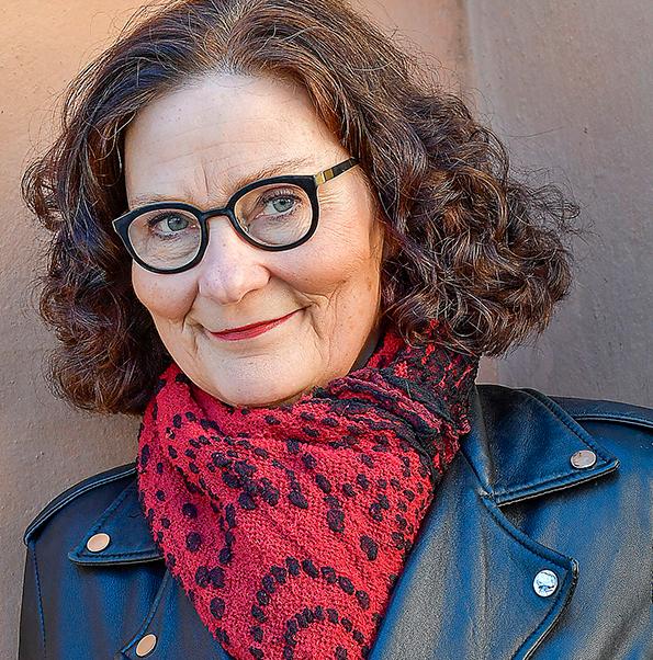 Professor Ebba Witt-Brattström (född 1953) skriver roligt och underhållande i nya essäsamlingen ”Kulturkvinnan”.
