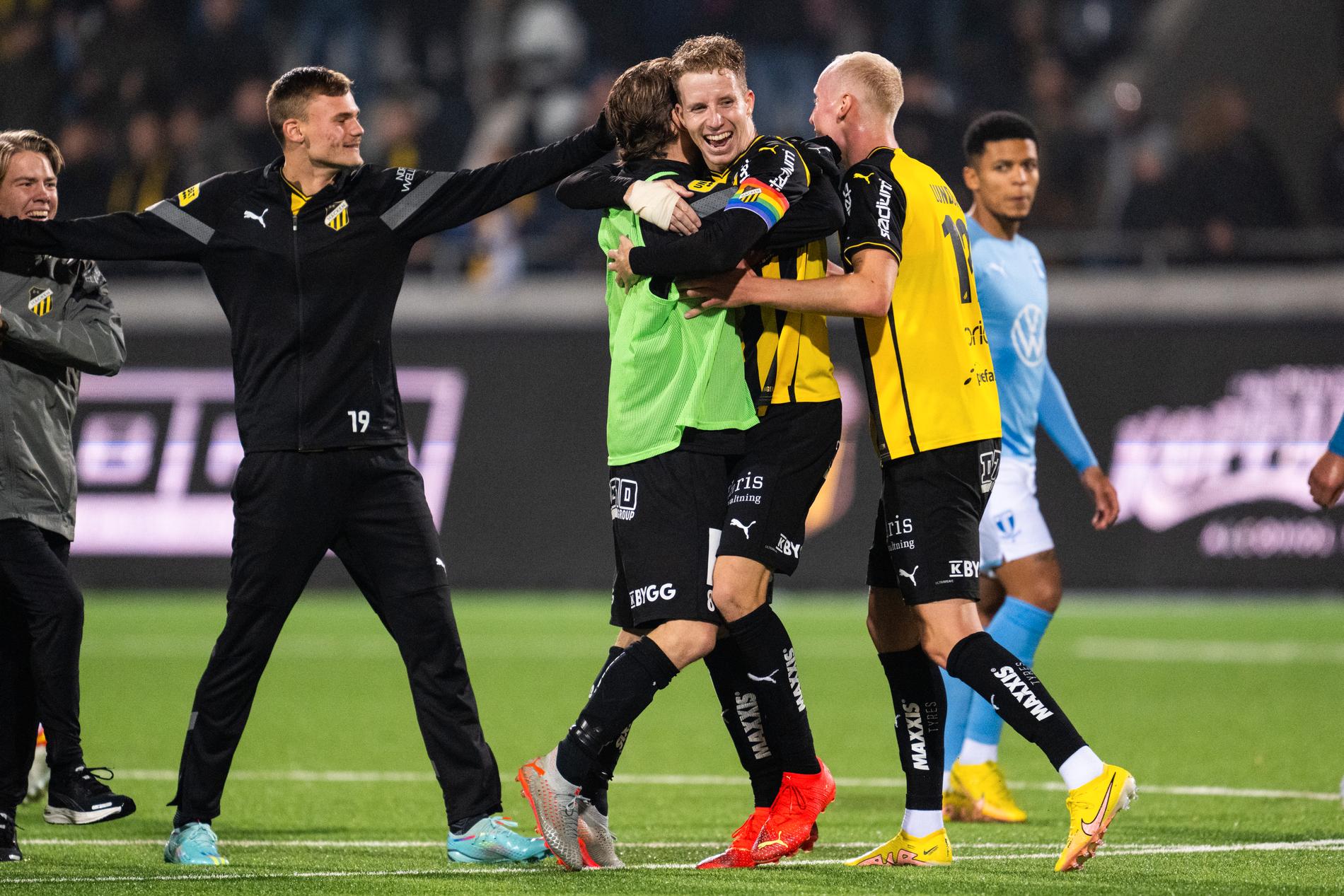 Häcken-lägret jublar efter segern mot Malmö FF. 