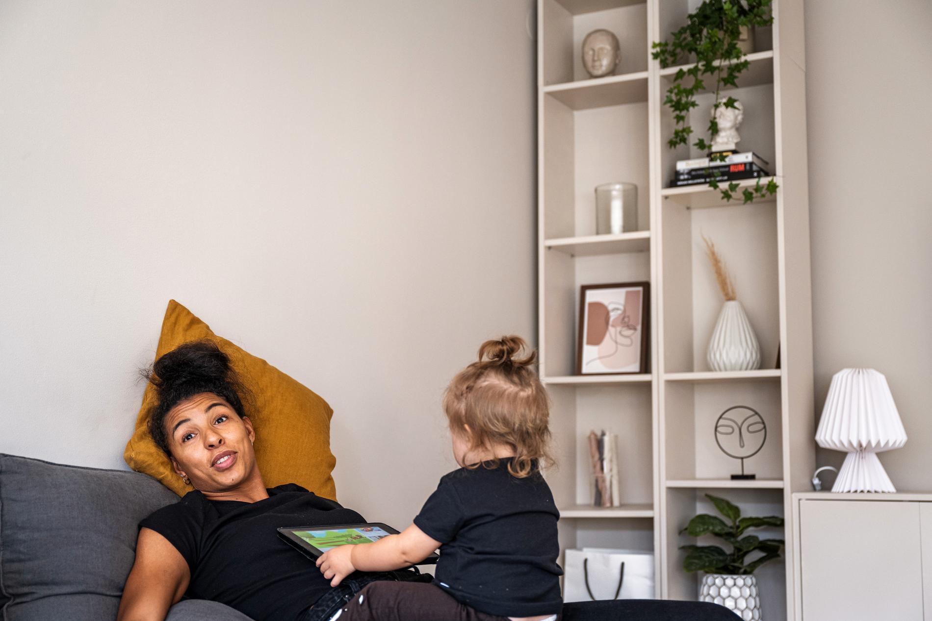 Jamina Roberts med sin dotter under en fotografering i hemmet i Partille 2021.