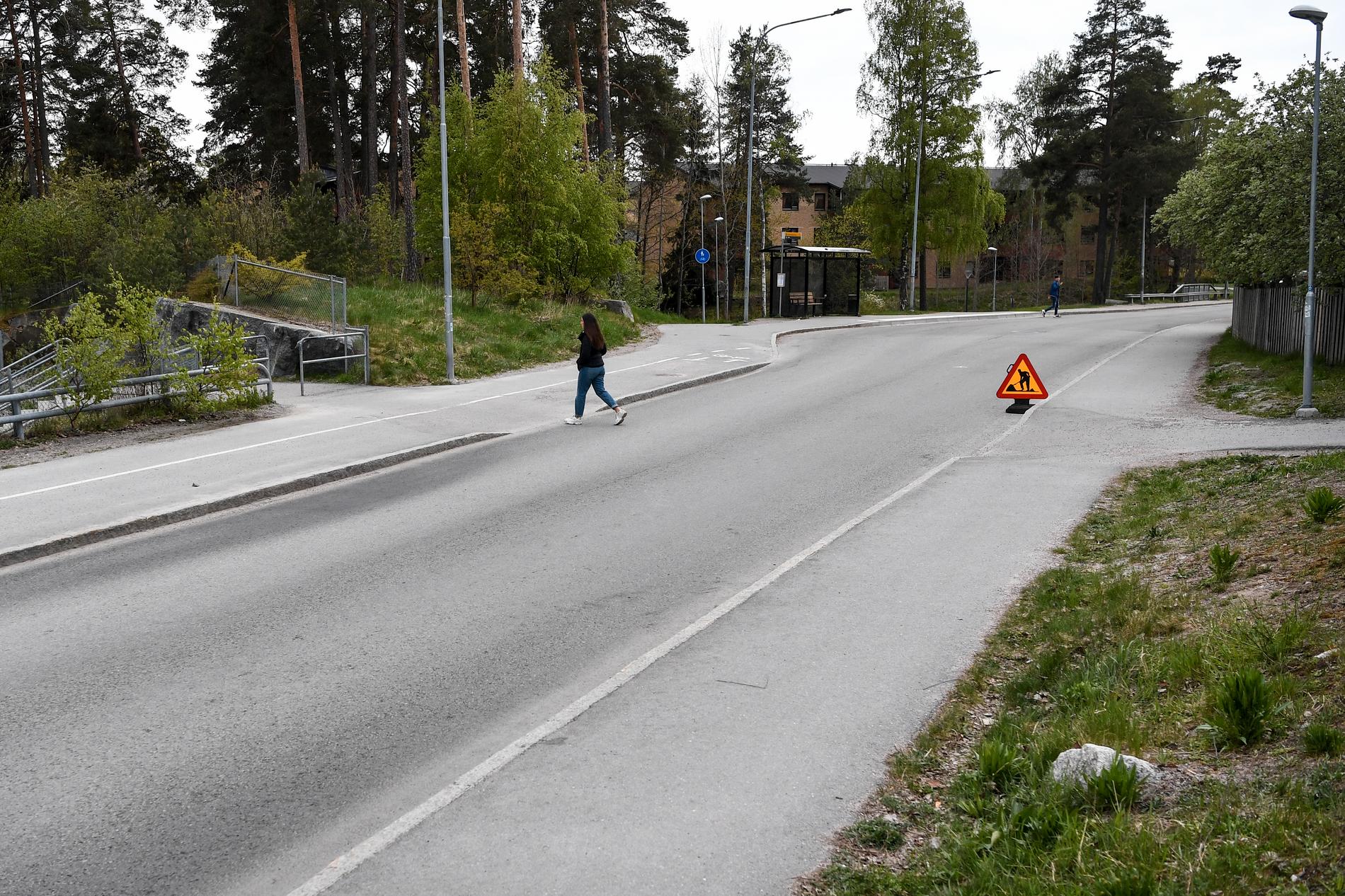 Bilen hade blåljusen aktiverade och var på väg till E4 norr om Uppsala, där det pågick en biljakt, när kollisionen inträffade. Arkivbild.