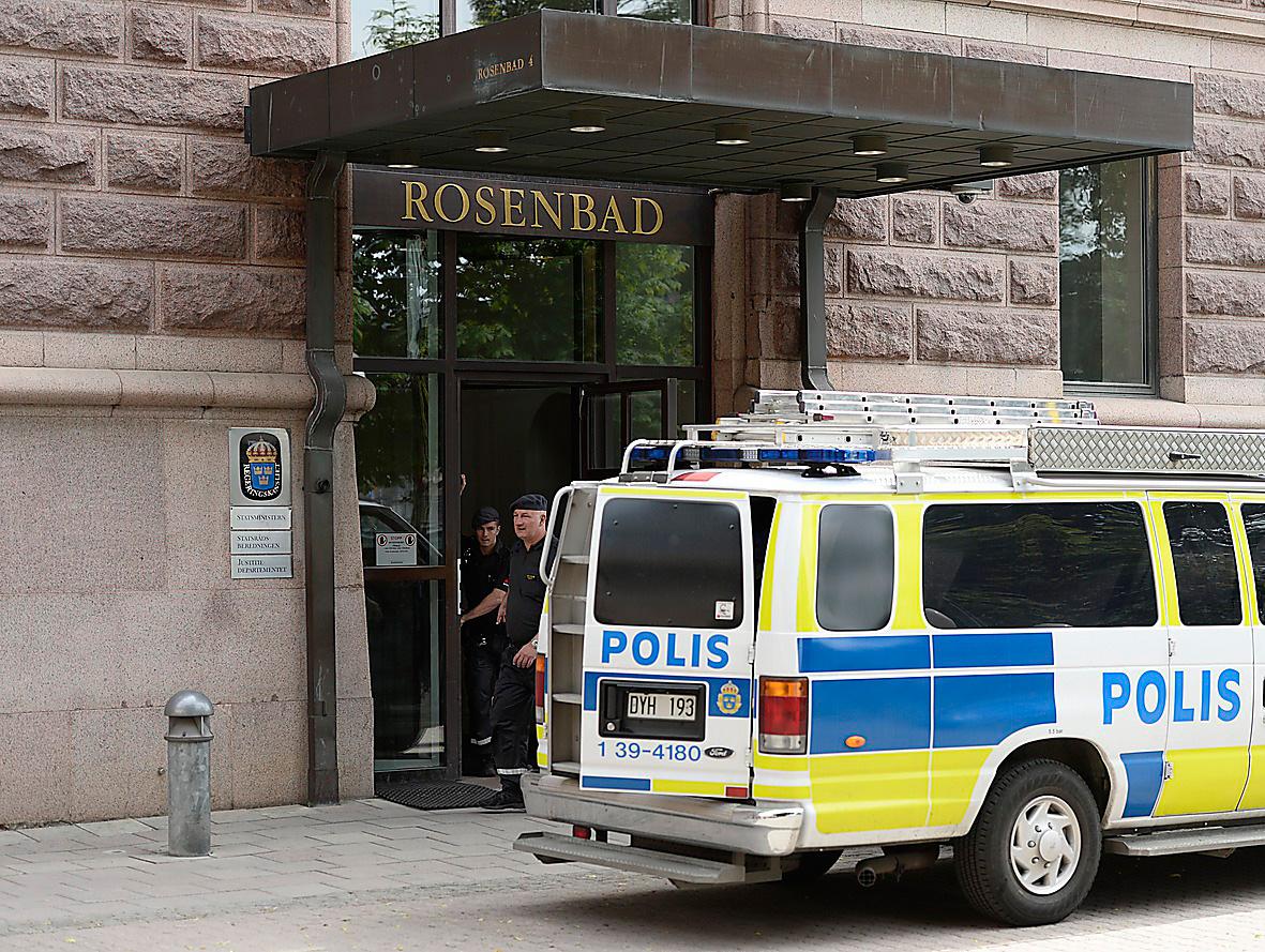 De miljöaktivister som angrep Rosenbad 
i går hade tur att ingen skadades.
