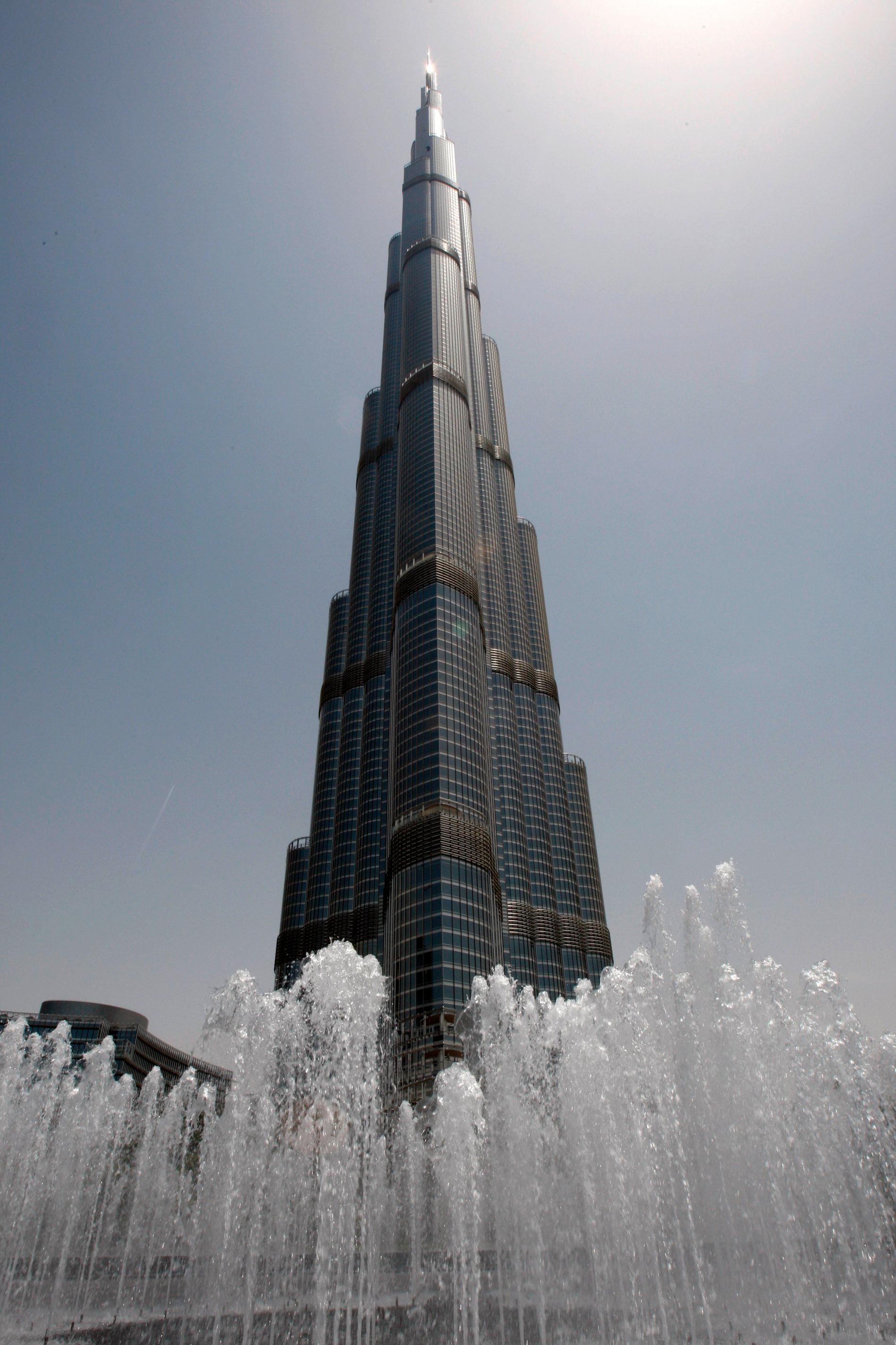 18. BURJ KHALIFA, DUBAI Världens just nu högsta byggnad, mer än dubbelt så hög som Empire State Buidling i New York. Väger mer än en halv miljon ton. Huserar också världens högst belägna moské på 158:e våningen. Höjd: 828 meter. Klar: 2009. Byggkostnad: 10,5 miljarder kronor. Kolla här vad det kostar att resa till Dubai.