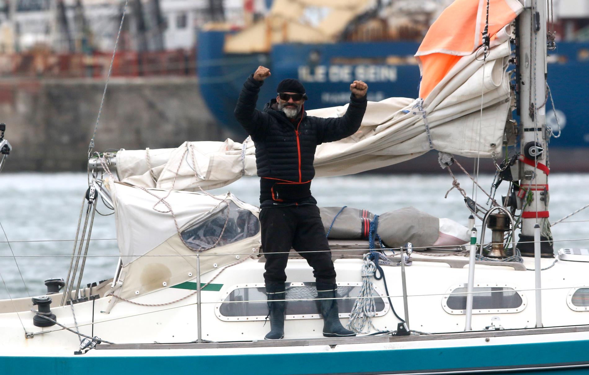 Juan Manuel Ballestero på sin båt Skua i Mar del Plata efter att ha seglat över Atlanten från Portugal sedan den 24 mars.