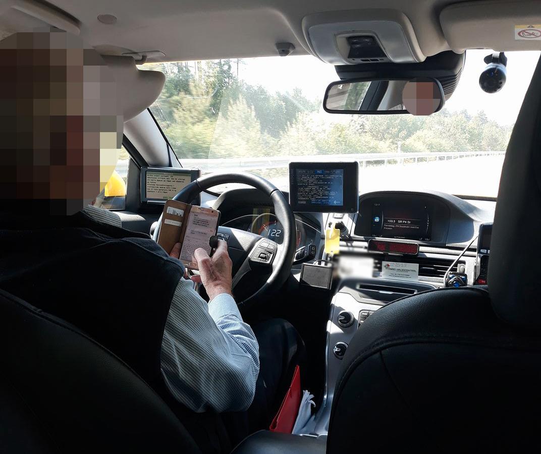 Trots Juhas vädjan fortsatte chauffören att sms:a samtidigt som han överträdde hastighetsbegränsningen.