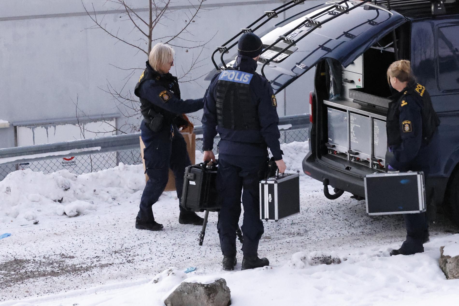 Poliser på plats vid brottsplatsen i Södertälje.