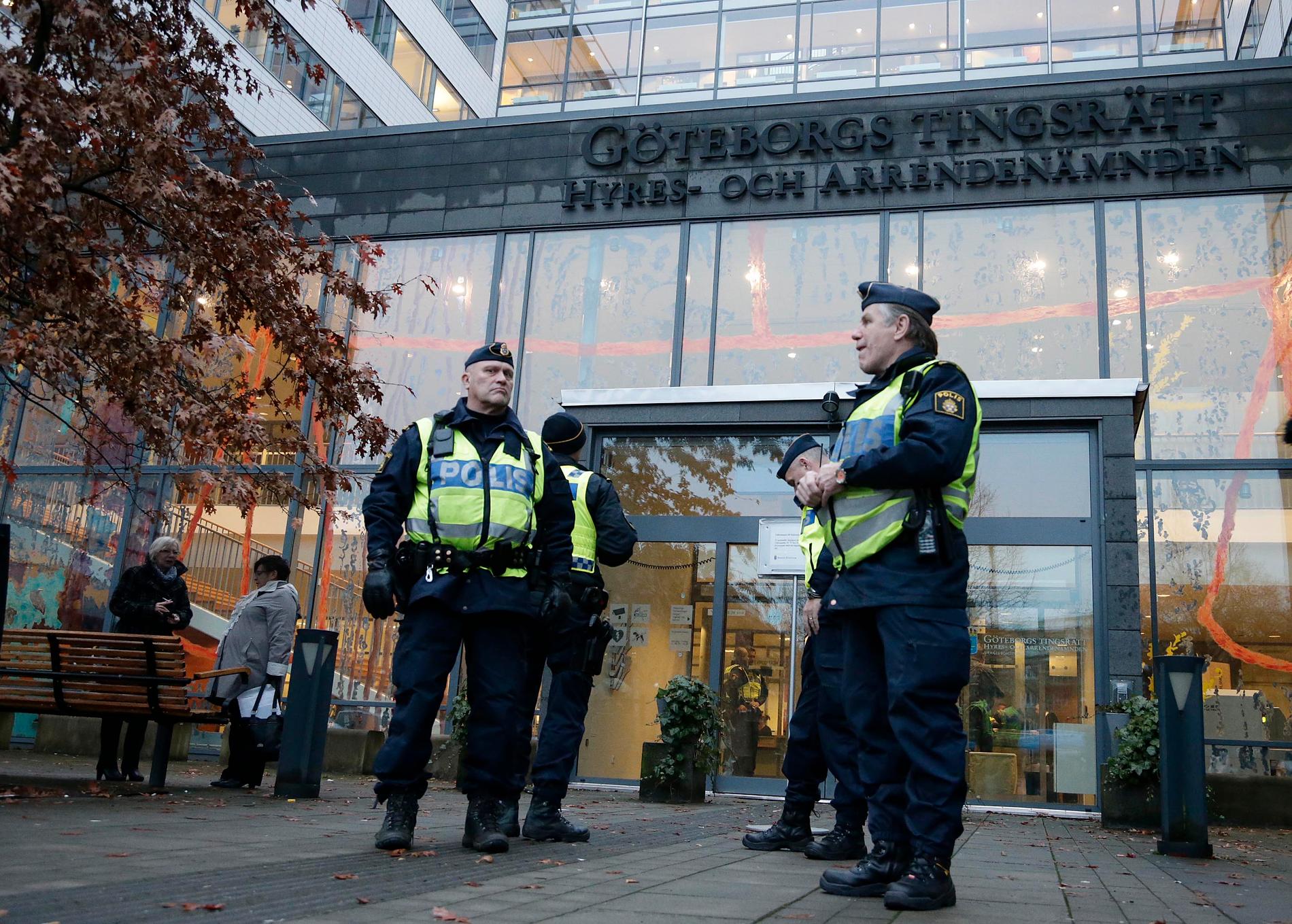 Poliser utanför Göteborgs tingsrätt.