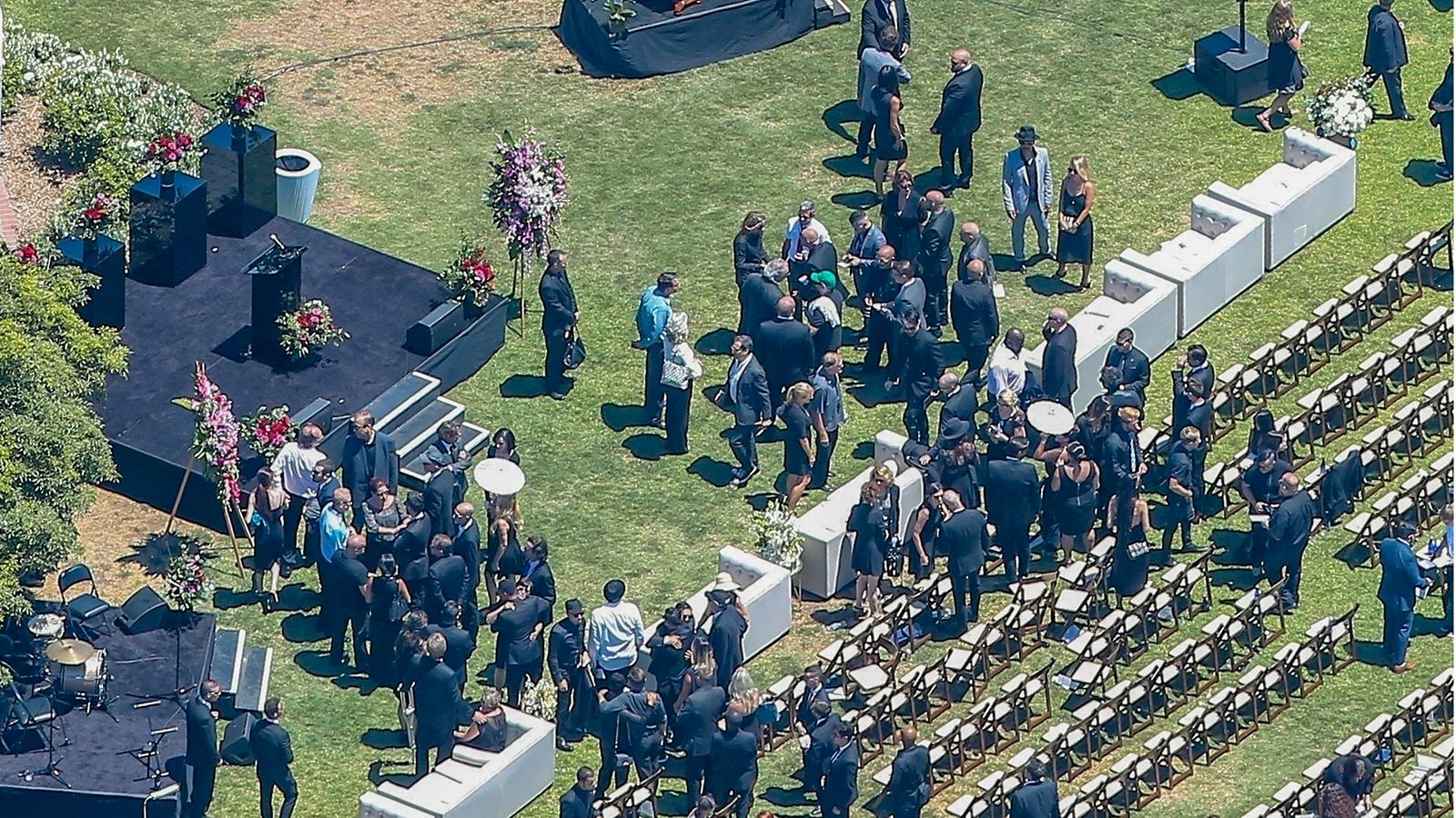 Gästerna samlas för begravningen i Palos Verdes utanför Los Angeles.