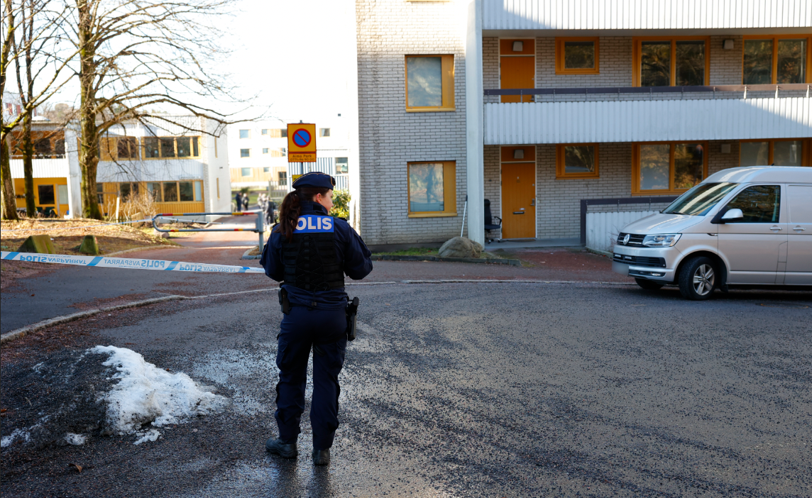 Polis på plats i bostadsområdet Skälltorp efter larmet.
