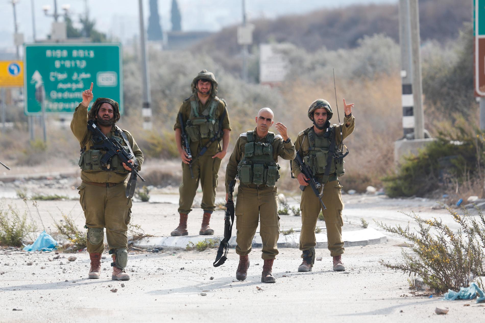 Israeliska soldater säkrar ett område efter en attack nära staden Nablus på Västbanken i förra veckan. Arkivbild.
