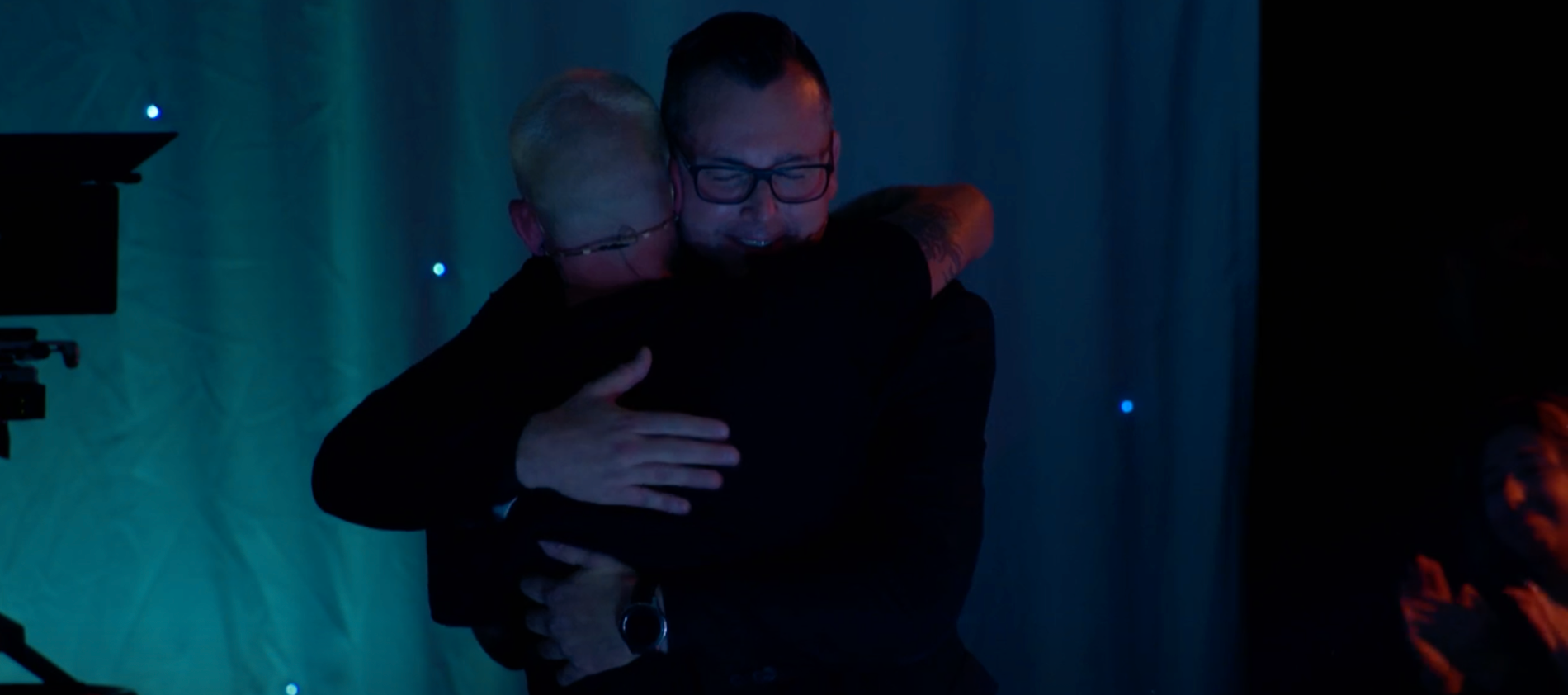 Joakim Lundell och Christian förenas i en kram. 