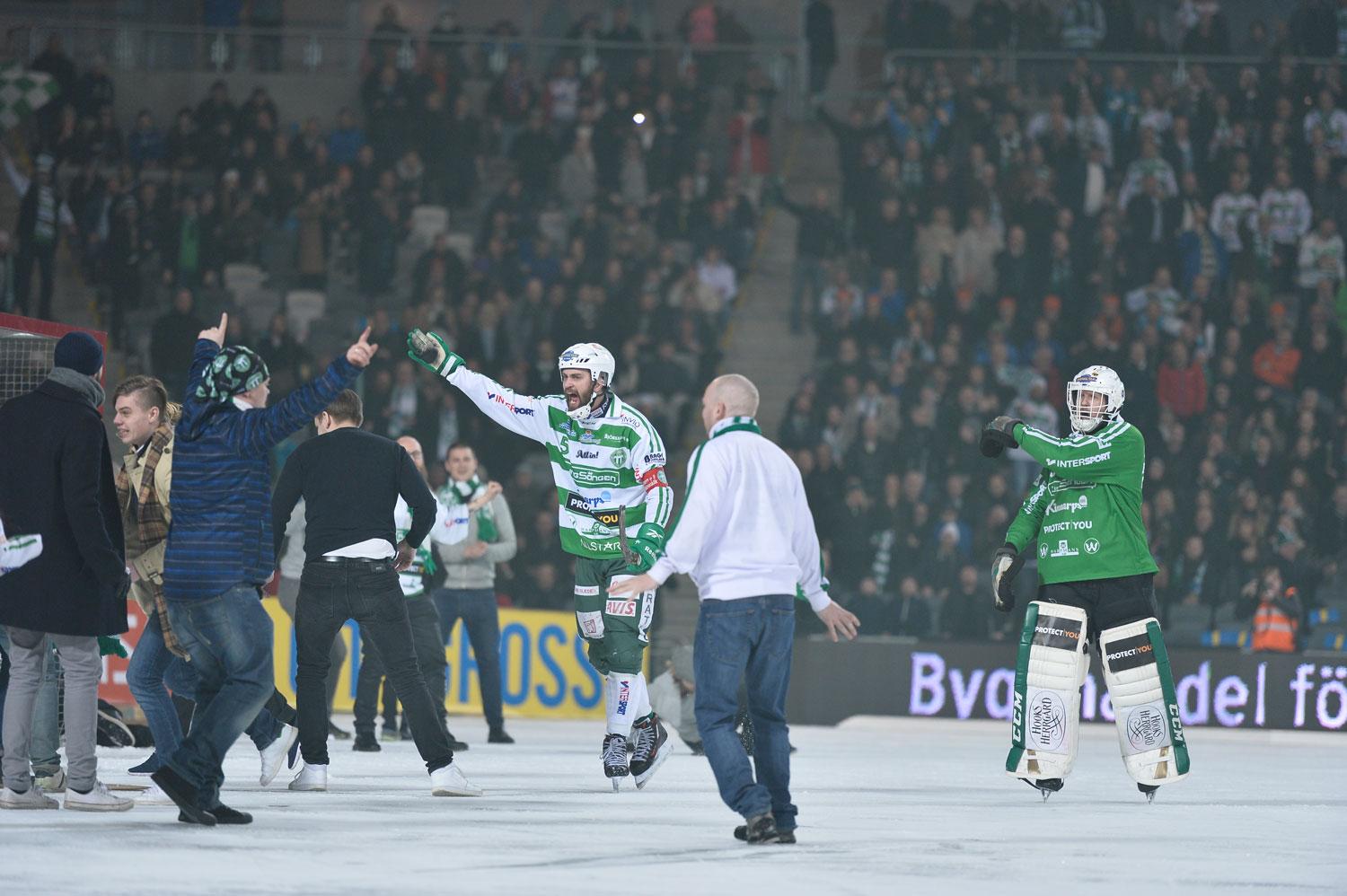 Västerås-spelarna motade tillbaka de segerrusiga supportrarna.