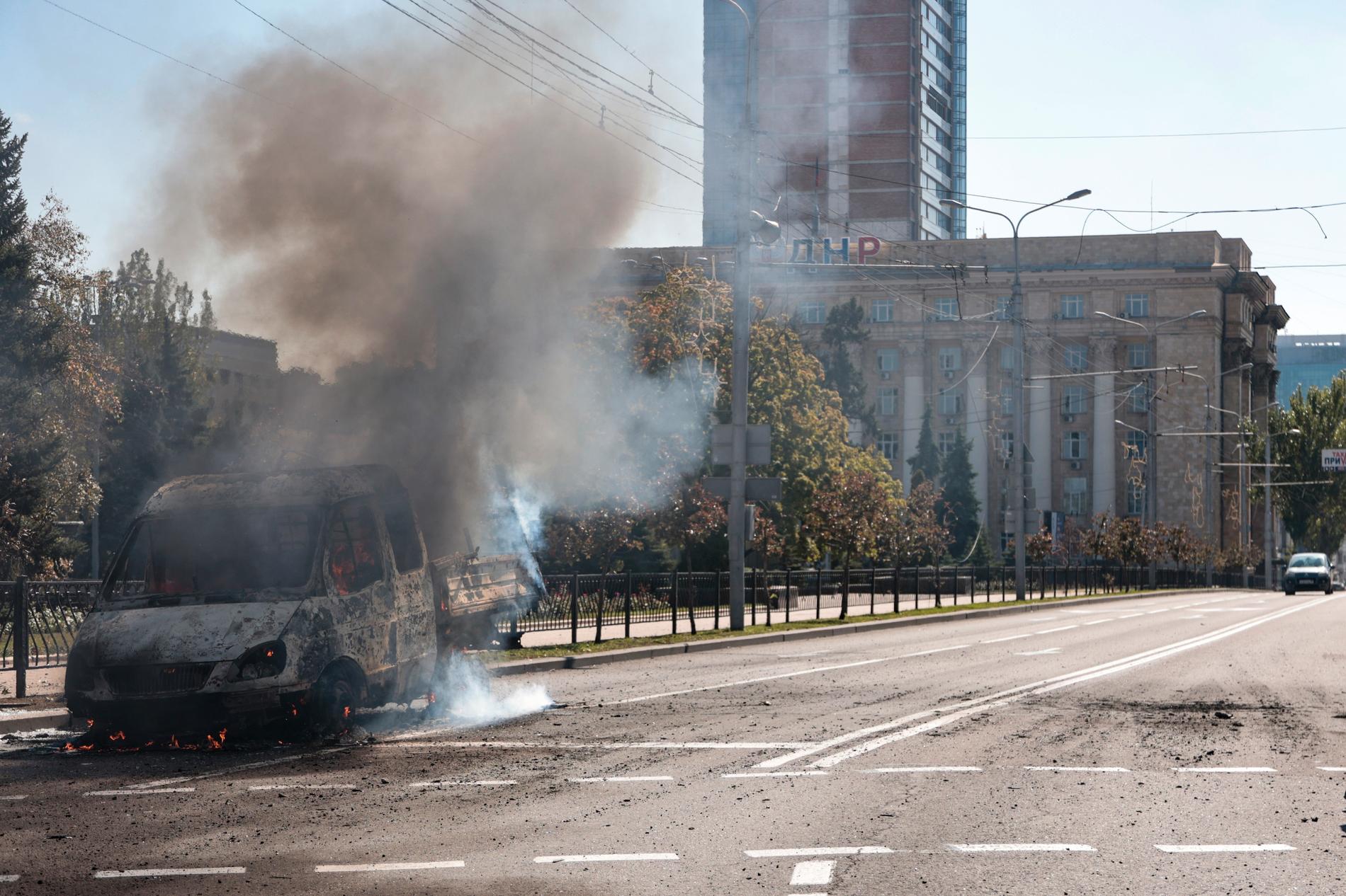 Ett brinnande fordon efter en ukrainsk attack i Donetsk. Nu hävdar Ryssland att de också genomför attacker i området.