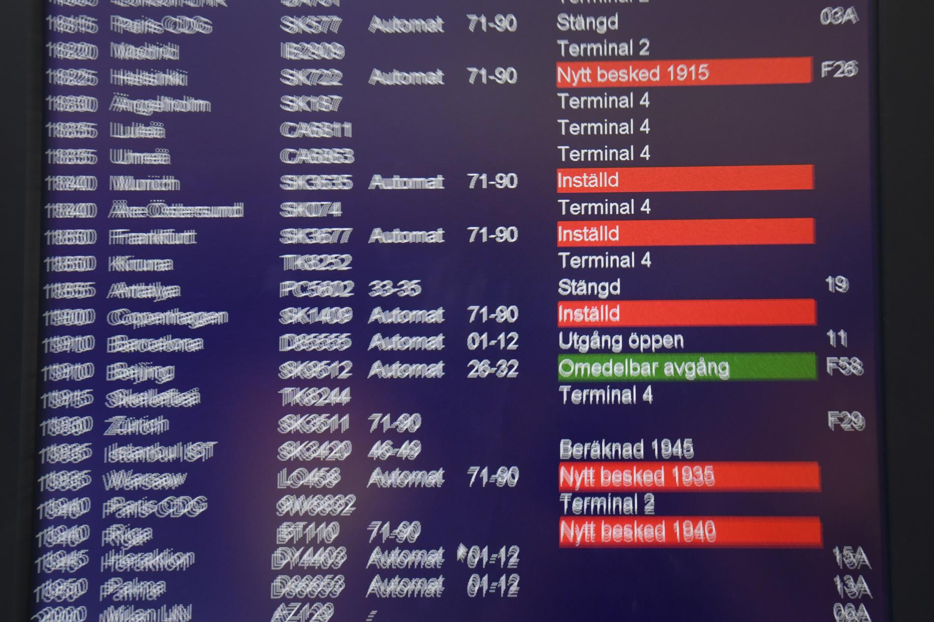 Många flyg ställdes in eller försenades på lördagseftermiddagen. Här anslagstavlan på Arlanda flygplats.