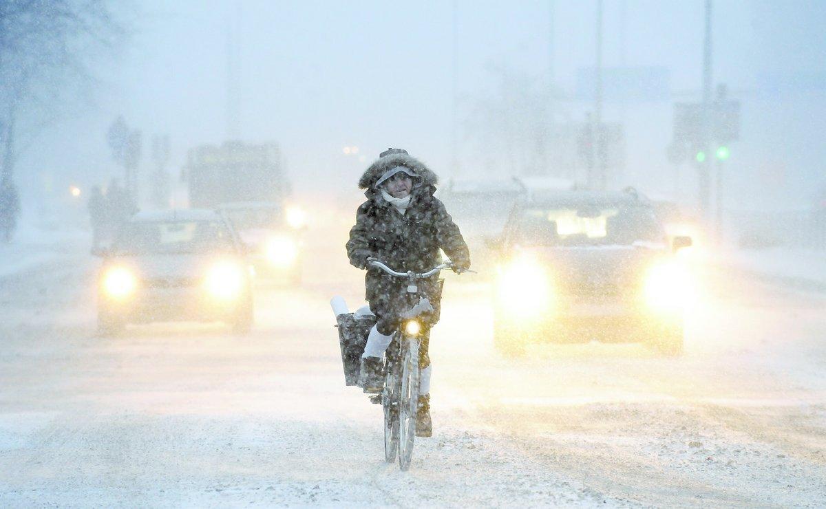 stockholm En cyklist kämpar sig fram genom stormen och trafiken på Kungsholmen i centrala stan. Vinterns första snöoväder orsakade mycket svåra trafikproblem i framför allt de östra delarna av Sverige.