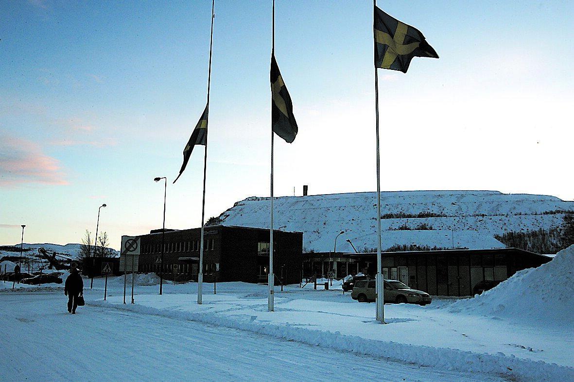 sorg i kiruna Utanför LKAB:s huvudkontor i Kiruna vajade flaggorna på halv stång.