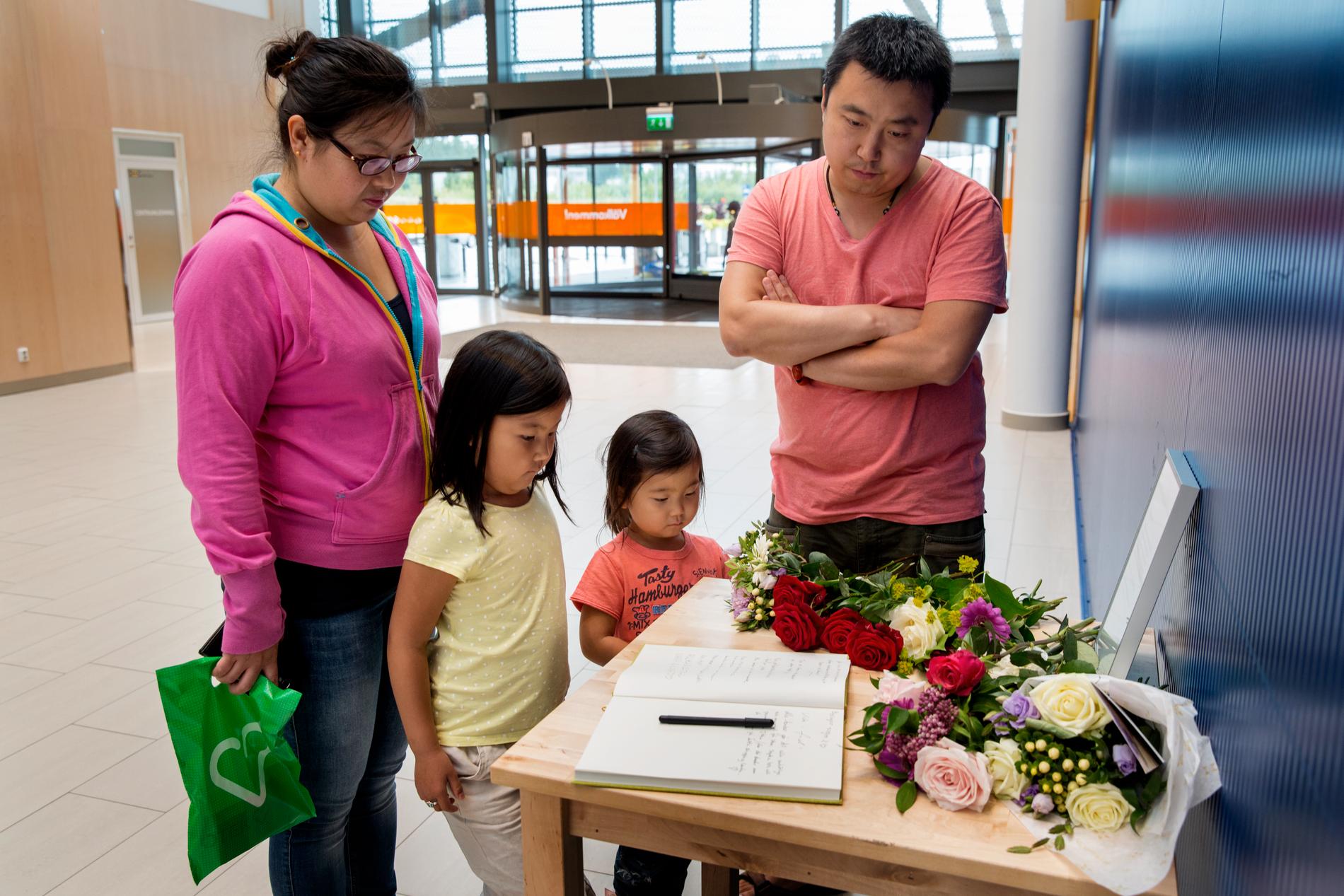 Mamma Lei-Lei Yang 35, Joar 6, Siv 4 och pappa Chuan Shi 37 står vid minnes bordet utanför Ikea i Västerås.