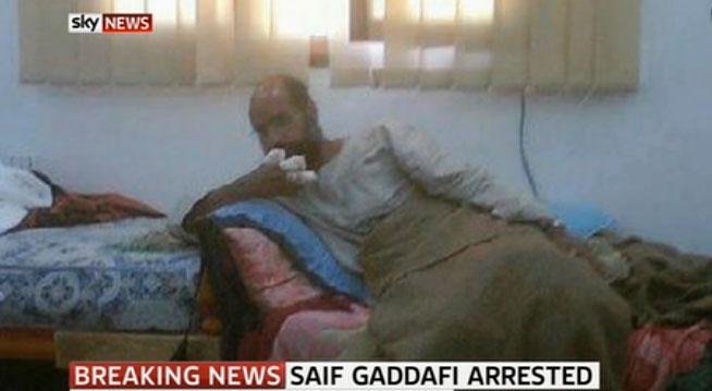 Saif al-Islam Gaddafi i fångenskap. På sin högra hand har han fingrarna i bandage.