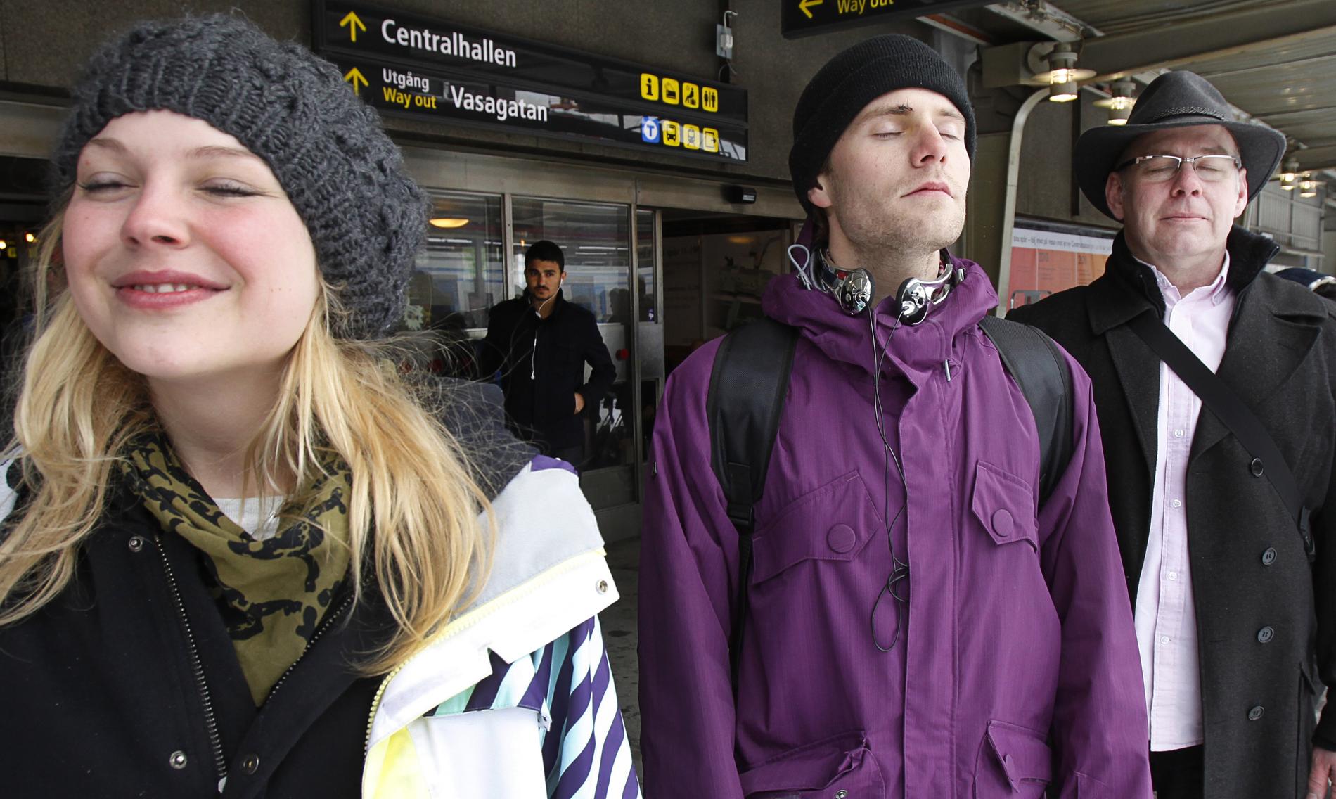Karin Lindeberg och Kristoffer Pettersson försöker andas rätt i väntan på tåget till Katrineholm.