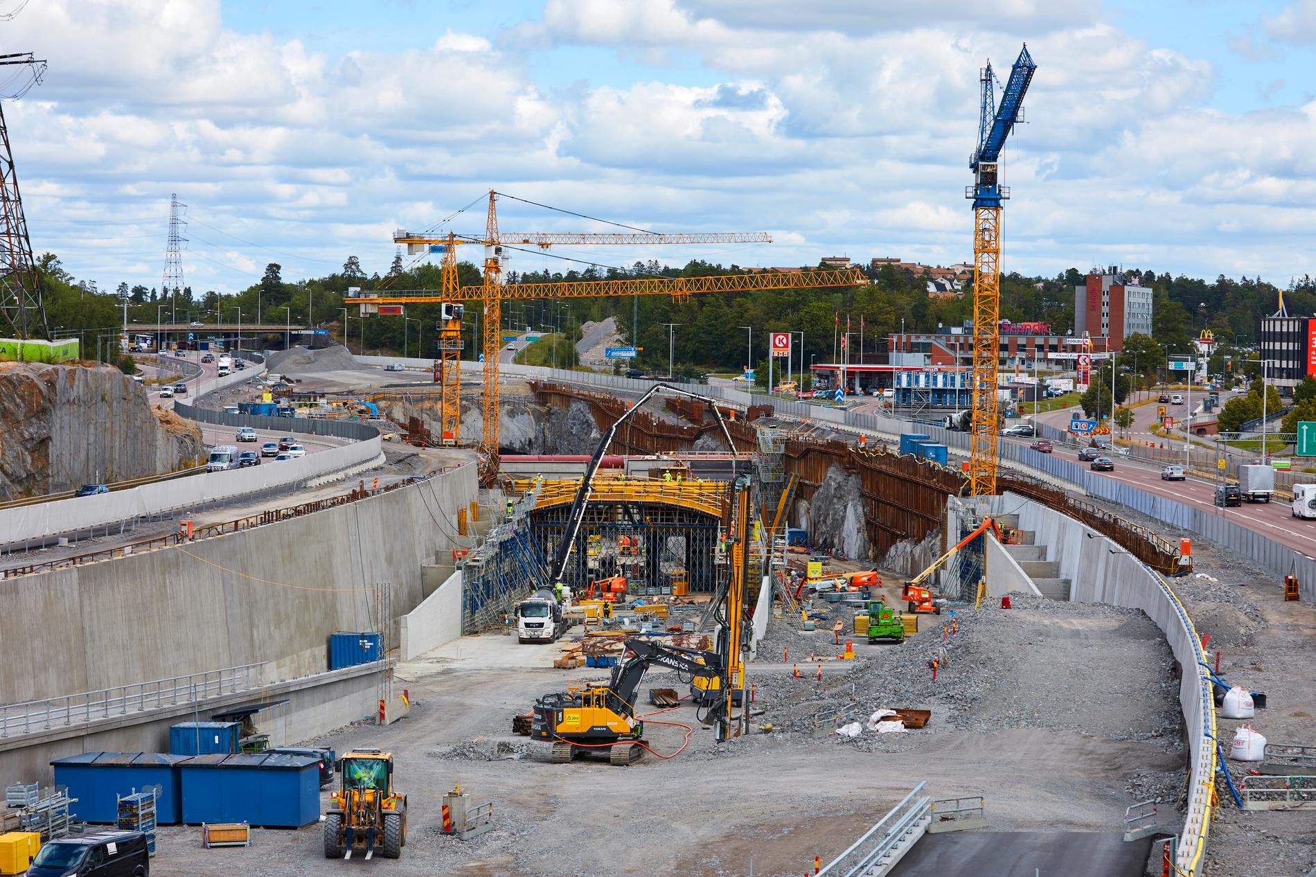 Förbifart Stockholm är en 21 km lång ny sträckning av E4 som till stora delar byggs i tunnel.