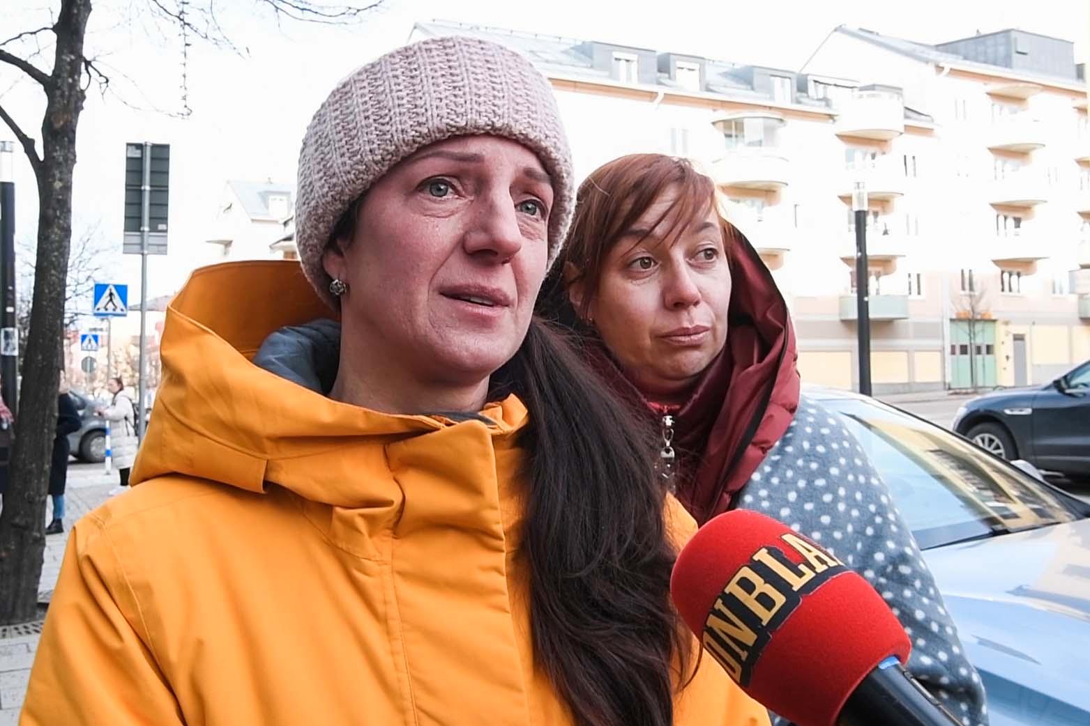Oksana, 49, lämnade Kiev för Sverige. Hennes make och son är kvar och krigar.